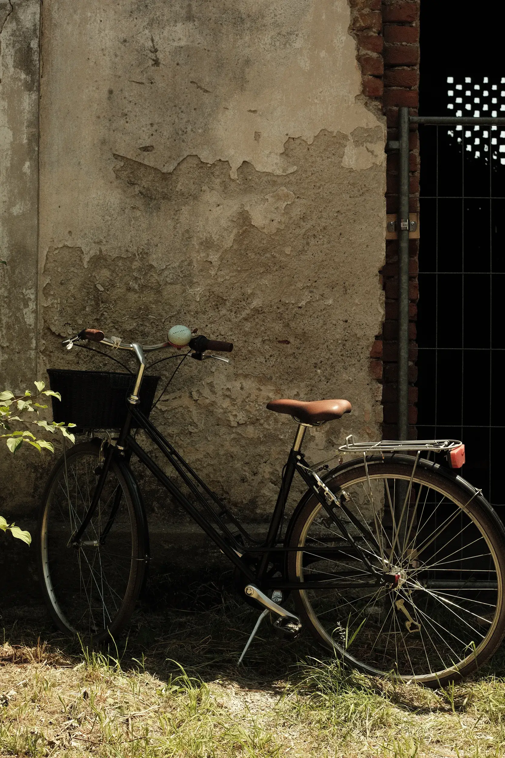 Fahrrad vor historischer Mauer