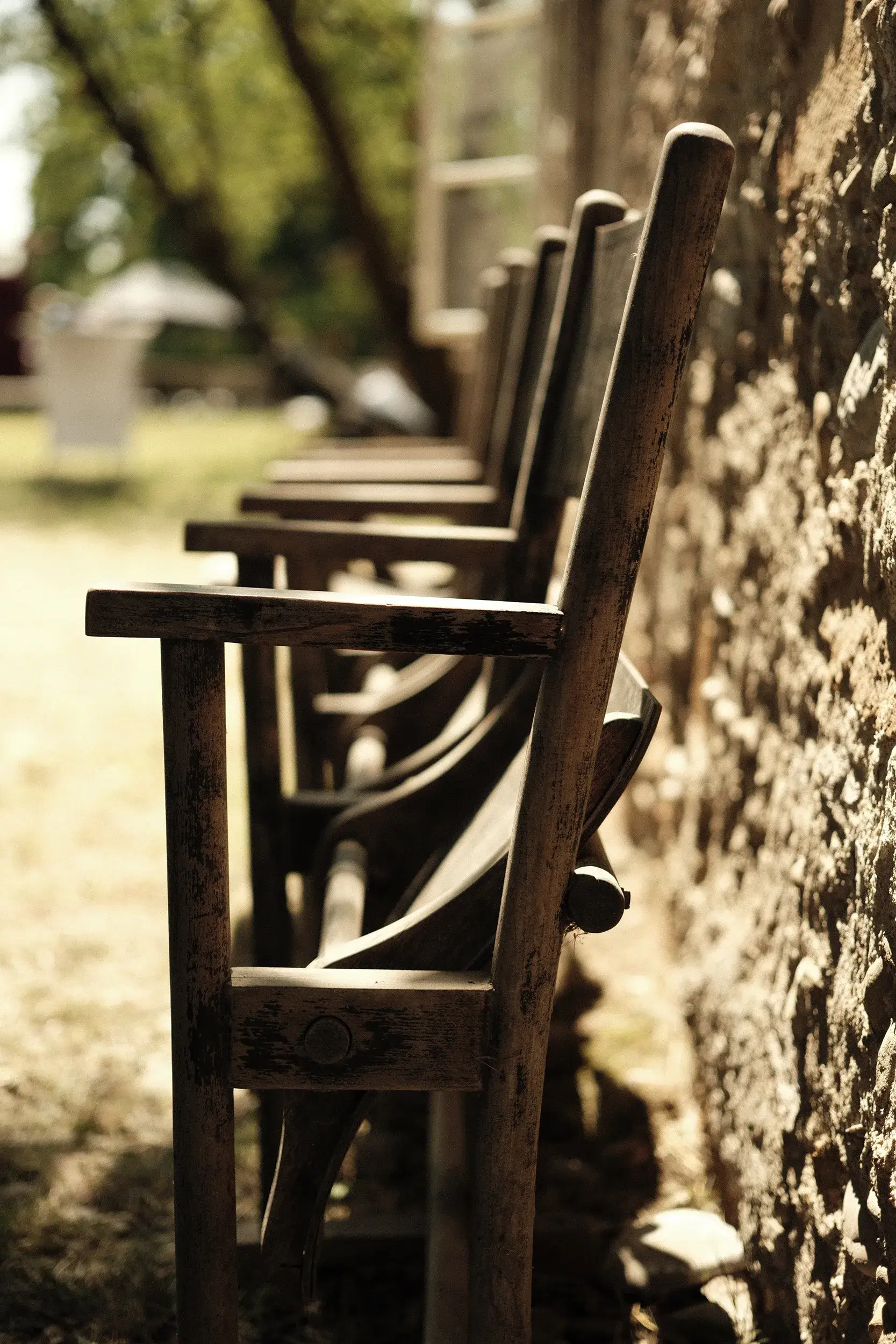 Alte Holzstühle an der Mauer